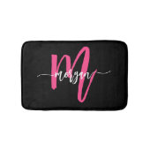 Hot Pink Black Monogram Girl's Dorm Room Badematte (Vorderseite)