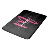Hot Pink Black Monogram Girl's Dorm Room Badematte (Schrägansicht)