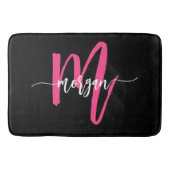 Hot Pink Black Monogram Girl's Dorm Room Badematte (Vorderseite)