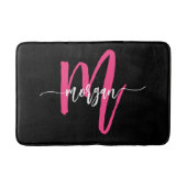 Hot Pink Black Monogram Girl's Dorm Room Badematte (Vorderseite)
