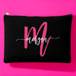 Hot Pink Black Monogram Name Girl's Script Zubehörtasche<br><div class="desc">Organisieren Sie Ihre Essentials stilvoll mit unserem Hot Pink Monogram Name Girl's Script Accessory Pouch! Mit seinem kühnen, rosa Design ist dieser Beutel mit Ihrem Namen in einem eleganten Script-Schriftart personalisiert für eine schicke, individuelle Touch. Perfekt für die Lagerung von Kosmetika, Schreibwaren oder kleinen Accessoires, kombiniert es Praktikabilität mit Flair....</div>