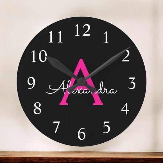 Hot Pink Black Script Girl Monogram Name Runde Wanduhr