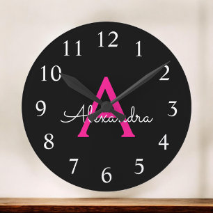 Hot Pink Black Script Girly Monogram Name Runde Wanduhr