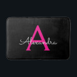 Hot Pink Black Script Name der Girl Monogram Badematte<br><div class="desc">Schwarz und Heiß rosa Einfache Skriptmonogramm Name Bath passt. Das macht den perfekten Abschluss,  Geburtstag,  Hochzeit,  Brautdusche,  Jubiläumsdusche,  Babydusche oder Bachelorette-Party-Geschenk für jemanden,  der Glamour-Luxus und schicke Stile liebt.</div>