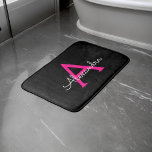 Hot Pink Black Script Name der Girl Monogram Badematte<br><div class="desc">Schwarz und Heiß rosa Einfache Skriptmonogramm Name Bath passt. Das macht den perfekten Abschluss,  Geburtstag,  Hochzeit,  Brautdusche,  Jubiläumsdusche,  Babydusche oder Bachelorette-Party-Geschenk für jemanden,  der Glamour-Luxus und schicke Stile liebt.</div>