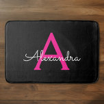 Hot Pink Black Script Name der Girl Monogram Badematte<br><div class="desc">Schwarz und Heiß rosa Einfache Skriptmonogramm Name Bath passt. Das macht den perfekten Abschluss,  Geburtstag,  Hochzeit,  Brautdusche,  Jubiläumsdusche,  Babydusche oder Bachelorette-Party-Geschenk für jemanden,  der Glamour-Luxus und schicke Stile liebt.</div>