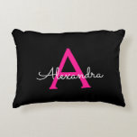 Hot Pink Black Script Name der Girl Monogram Dekokissen<br><div class="desc">Name und Anfangskissen des Monogramms für das Schwarz-Heiß-Rosa-Script. Das Kissen macht den perfekten 16 Geburtstag,  Hochzeit,  Brautparty,  Babydusche oder Junggeselinnen-Abschied Geschenk für jemanden,  der sein Zimmer in Rose Gold dekoriert.</div>