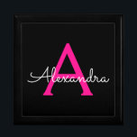 Hot Pink Black Script Name der Girl Monogram Erinnerungskiste<br><div class="desc">Black and Hot Pink Simple Script Monogram Name Juwelry Keepake Box. Dies macht den perfekten Abschluss,  Geburtstag,  Hochzeit,  Brautparty,  Jubiläum,  Babydusche oder Junggeselinnen-Abschied Geschenk für jemanden,  die Lieben glamourösen Luxus und schicke Stile.</div>