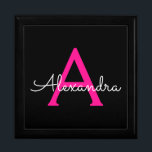 Hot Pink Black Script Name der Girl Monogram Erinnerungskiste<br><div class="desc">Black and Hot Pink Simple Script Monogram Name Juwelry Keepake Box. Dies macht den perfekten Abschluss,  Geburtstag,  Hochzeit,  Brautparty,  Jubiläum,  Babydusche oder Junggeselinnen-Abschied Geschenk für jemanden,  die Lieben glamourösen Luxus und schicke Stile.</div>