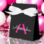 Hot Pink Black Script Name der Girl Monogram Geschenkschachtel<br><div class="desc">Hot Pink und Black Sparkle Glitzer Monogram Add Your Own Name Paper Party Geschenkboxen Dies macht den perfekten süßen 16 Geburtstag,  Hochzeit,  Brautparty,  Jubiläum,  Babydusche oder Junggeselinnen-Abschied Geschenk für jemanden,  die Glanz Luxus und schicke Stile Liebe.</div>
