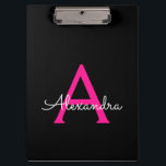 Hot Pink Black Script Name der Girl Monogram Klemmbrett<br><div class="desc">Klappe für die Planung von Monogrammen in Schwarz und Heiß Rosa. Das macht den perfekten 16 Geburtstag,  Hochzeit,  Brautparty,  Jubiläum,  Babydusche oder Junggeselinnen-Abschied Geschenk für jemanden,  der Lieben glamourösen Luxus und schicke Stile.</div>