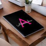 Hot Pink Black Script Name der Girl Monogram Notizblock<br><div class="desc">Black and Hot Pink Simple Script Monogram Name Spiral Notebook Planner. Das macht den perfekten 16 Geburtstag,  Hochzeit,  Brautparty,  Jubiläum,  Babydusche oder Junggeselinnen-Abschied Geschenk für jemanden,  der Lieben glamourösen Luxus und schicke Stile.</div>