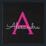Hot Pink Black Script Name der Girl Monogram Töpfeuntersetzer<br><div class="desc">Schwarz und Heiß rosa einfache Skriptmonogramm Name Stone Trivet. Dies macht den perfekten Abschluss,  Geburtstag,  Hochzeit,  Brautparty,  Jubiläum,  Babydusche oder Junggeselinnen-Abschied Geschenk für jemanden,  die Lieben glamourösen Luxus und schicke Stile.</div>