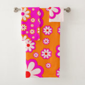 Hot Pink & Burnt Orange Daisis 70er Retro Floral Badhandtuch Set (Insitu)