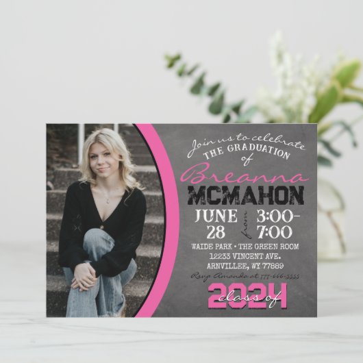 Hot Pink Chalkboard Abschluss Foto Einladung (Stehend Vorderseite)