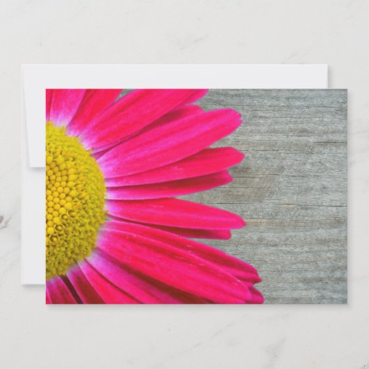 Hot Pink Daisy & Barnwood Wedding Einladung (Vorderseite)