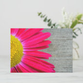 Hot Pink Daisy & Barnwood Wedding Einladung (Stehend Vorderseite)