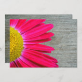 Hot Pink Daisy & Barnwood Wedding Einladung (Vorne/Hinten)