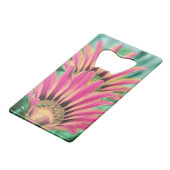Hot Pink Daisy Geldkarten Flaschenöffner (Vorderseite Schrägansicht)