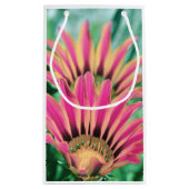 Hot Pink Daisy Petals Kleine Geschenktüte (Rückseite)