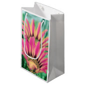 Hot Pink Daisy Petals Kleine Geschenktüte (Vorderseite Schrägansicht)