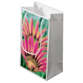 Hot Pink Daisy Petals Kleine Geschenktüte (Rückseite Schrägansicht)