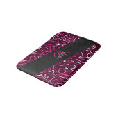 Hot pink damascus abstract swirls Custom Monogram Badematte (Schrägansicht)