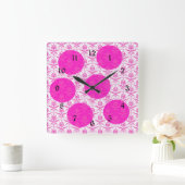 Hot Pink Damask mit Pink Polka Docks Quadratische Wanduhr (Zuhause)