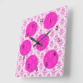 Hot Pink Damask mit Pink Polka Docks Quadratische Wanduhr (Winkel)