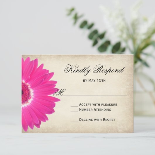 Hot Pink Gerber Daisy Rustic Wedding RSVP Cards (Stehend Vorderseite)