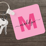 Hot Pink Girl Script Name Monogram Schlüsselanhänger<br><div class="desc">Erstellen Sie Ihren eigenen stilvollen, modernen Schlüsselanhänger in Schwarz und Rosa Monogram Square. Dieser elegante quadratische Schlüsselanhänger bringt eine moderne und personalisierte Touch in Ihre Alltagsessenzen. Das Design verfügt über ein fett rosa Monogramm, das zunächst auf einem soliden schwarzen Hintergrund zentriert ist und in elegantem, weißem Skript überlagert ist. Das...</div>