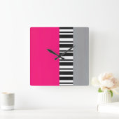 Hot Pink, grau, schwarz und weiß gestreifter Block Quadratische Wanduhr (Zuhause)