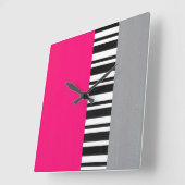 Hot Pink, grau, schwarz und weiß gestreifter Block Quadratische Wanduhr (Winkel)