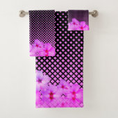 Hot-Pink-Hibiskus auf Schwarz und Rosa überprüft Badhandtuch Set (Insitu)