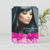 Hot Pink Lace & Jewel Bow Quinceanera Einladung (Stehend Vorderseite)