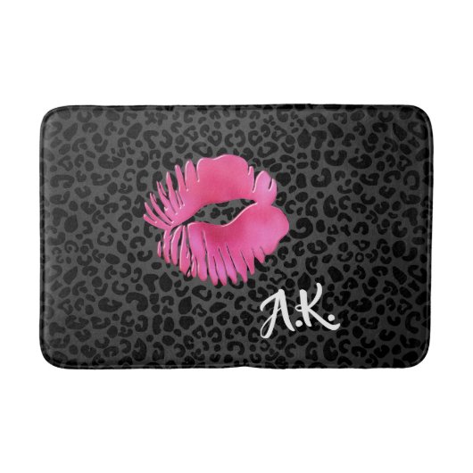 Hot Pink Lipgloss Kiss Black Leopard mit Monogramm Badematte (Vorderseite)