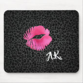 Hot Pink Lipgloss Kiss Black Leopard mit Monogramm Mousepad (Vorne)