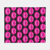 Hot Pink Lips Glamouröses Muster auf schwarz Fleecedecke (Vorderseite (Horizontal))