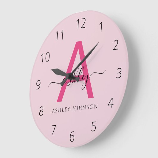 Hot Pink Modern Script Girl Monogram Name Große Wanduhr (Winkel)