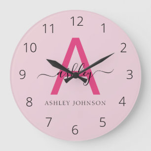 Hot Pink Modern Script Girl Monogram Name Große Wanduhr