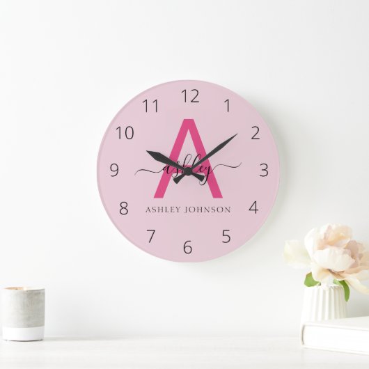 Hot Pink Modern Script Girl Monogram Name Große Wanduhr (Zuhause)