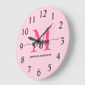 Hot Pink Modern Script Girl Monogram Name Große Wanduhr (Winkel)