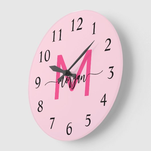Hot Pink Modern Script Girl Monogram Name Große Wanduhr (Winkel)