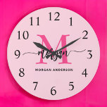 Hot Pink Modern Script Girl Monogram Name Große Wanduhr<br><div class="desc">Machen Sie mit unserer Hot Pink Modern Script Girly Monogram Name Large Clock eine mutige Aussage in Ihrem Raum! Mit einem lebhaften, heißen rosa Design und personalisiert mit Ihrem Namen in einem eleganten, modernen Drehbuch fügt diese Uhr jedem Zimmer eine stilvolle und persönliche Touch hinzu. Ideal für Schlafzimmer, Büroräume oder...</div>