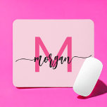 Hot Pink Modern Script Girl Monogram Name Mousepad<br><div class="desc">Fügen Sie Ihrem Arbeitsbereich mit unserem Hot Pink Modern Script Girly Monogram Name Mouse Pad einen Pop Farbe hinzu! Dieses Mouse-Pad vereint Stil mit Praxisnähe und zeichnet sich durch ein lebhaftes, rosa Design aus, das mit Ihrem Namen in einem schicken, modernen Drehbuch personalisiert ist. Die glatte Oberfläche sorgt für präzise...</div>