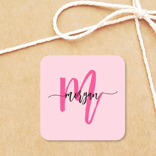 Hot Pink Modern Script Girl Monogram Name Quadratischer Aufkleber