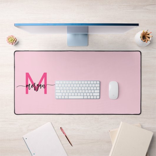 Hot Pink Modern Script Girl Monogram Name Schreibtischunterlage (Büro 1)