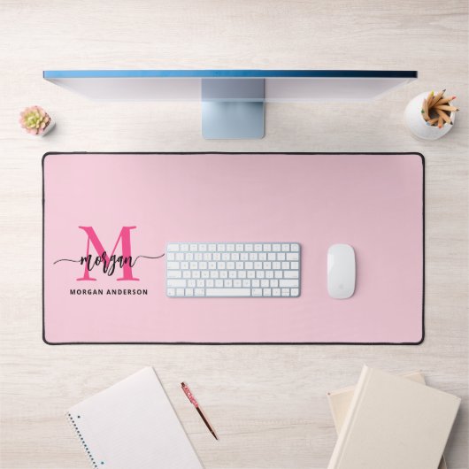 Hot Pink Modern Script Girl Monogram Name Schreibtischunterlage (Büro 1)