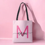 Hot Pink Modern Script Girl Monogram Name Tasche<br><div class="desc">Tragen Sie Ihr Wesentliches stilvoll mit unserem Hot Pink Modern Script Girly Monogram Name Tote Bag! Diese Tasche ist mit einem kühnen, rosa Design personalisiert und in einem schicken, modernen Drehbuch für ein trendiges, individuelles Aussehen gehalten. Ideal für Einkäufe, Schulen oder den Alltag, bietet es viel Platz und eine langlebige...</div>