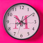 Hot Pink Modern Script Girl Monogram Name Uhr<br><div class="desc">Machen Sie mit unserer Hot Pink Modern Script Girly Monogram Name Large Clock eine mutige Aussage in Ihrem Raum! Mit einem lebhaften, heißen rosa Design und personalisiert mit Ihrem Namen in einem eleganten, modernen Drehbuch fügt diese Uhr jedem Zimmer eine stilvolle und persönliche Touch hinzu. Ideal für Schlafzimmer, Büroräume oder...</div>